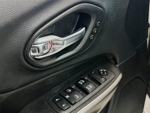 Used 2019 Jeep Cherokee Overland w/ Technology Group image 19