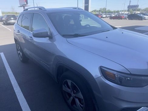Used 2019 Jeep Cherokee Limited AWD/4WD image 3