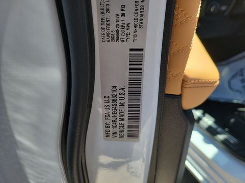 Used 2025 Jeep Grand Cherokee Summit w/ Luxury Tech Group V AWD/4WD image 26