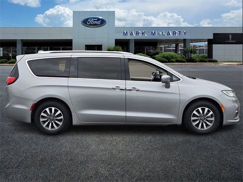 Used 2021 Chrysler Pacifica Touring-L image 6