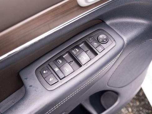 Used 2014 Jeep Grand Cherokee Overland w/ Mopar Chrome Edition Group image 18