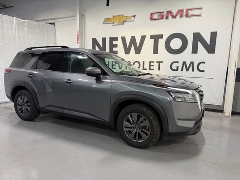 Used 2024 Nissan Pathfinder SV FWD image 2
