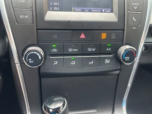 Used 2017 Toyota Camry SE FWD image 13