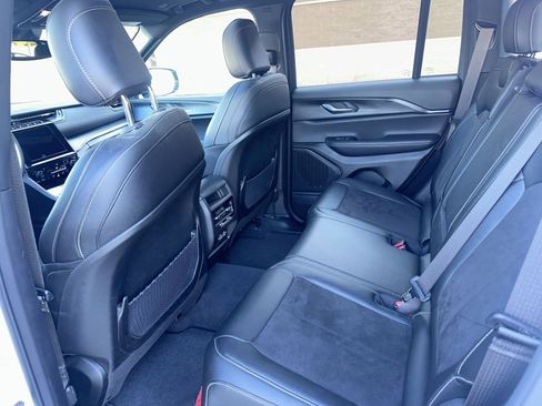 Used 2023 Jeep Grand Cherokee Altitude image 9