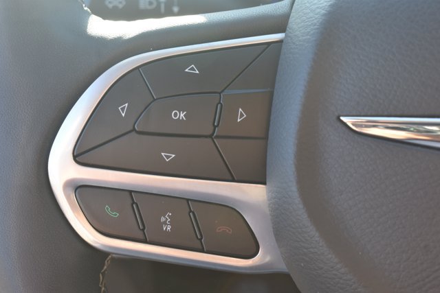 Used 2023 Chrysler Pacifica Touring-L FWD image 21