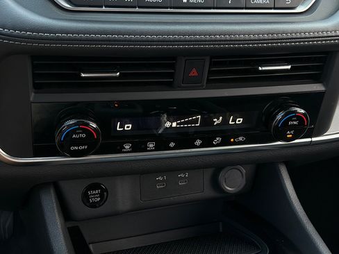 Used 2025 Nissan Rogue SV FWD image 15