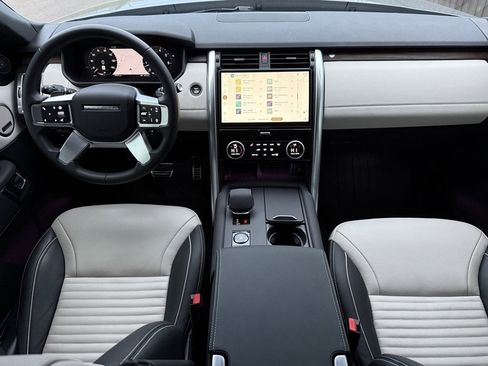 Used 2024 Land Rover Discovery Dynamic SE image 17