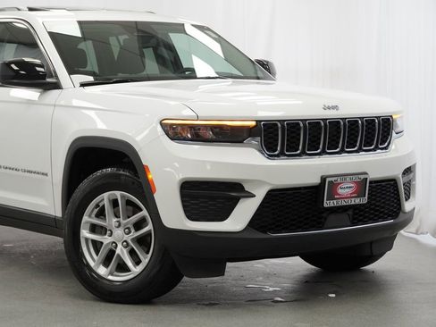 Used 2023 Jeep Grand Cherokee Laredo w/ Luxury Tech Group I AWD/4WD image 3