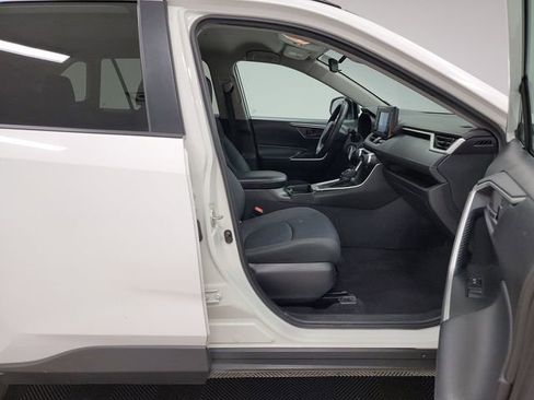 Used 2021 Toyota RAV4 LE image 10