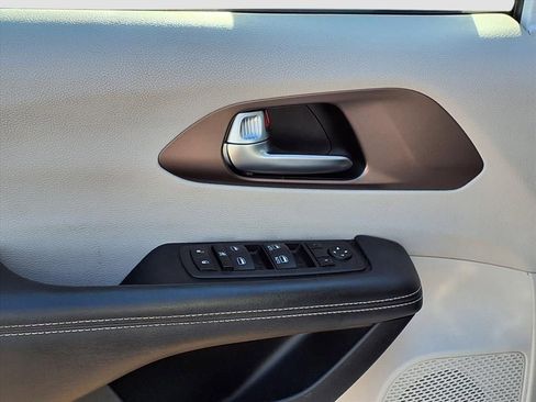 Used 2023 Chrysler Voyager LX image 17