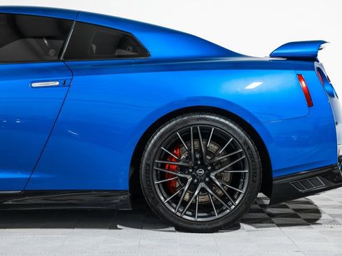 Used 2021 Nissan GT-R Premium image 14