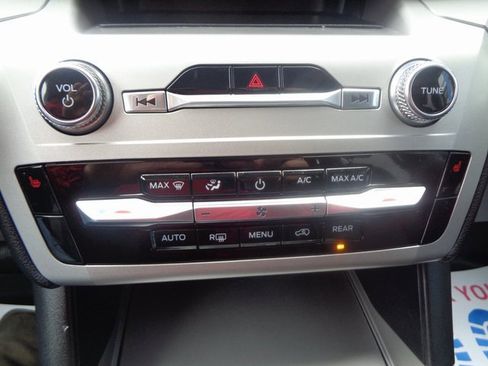 Used 2022 Ford Explorer XLT image 13