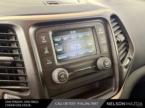 Used 2017 Jeep Cherokee Sport FWD image 25