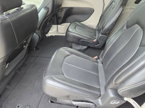 Used 2023 Chrysler Pacifica Touring-L FWD image 20