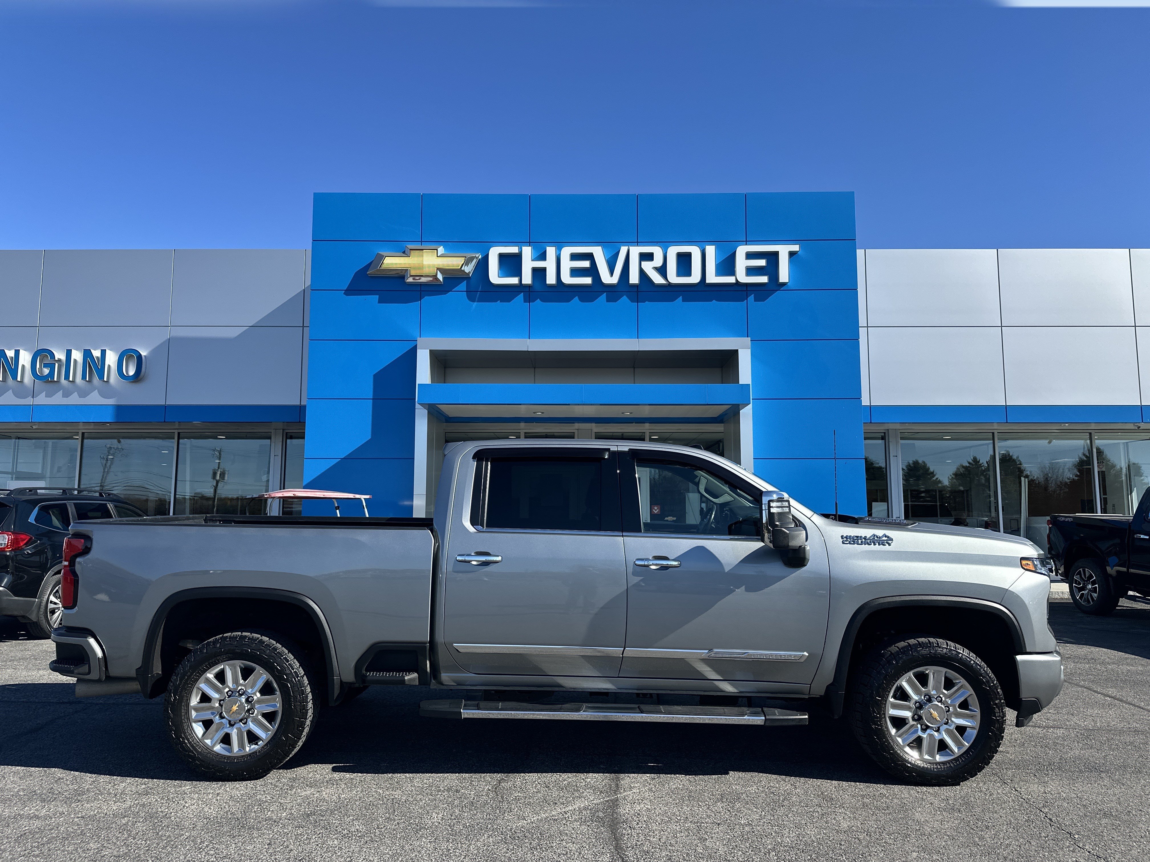 Used 2024 Chevrolet Silverado 2500 High Country w/ High Country Premium Package AWD/4WD image 1