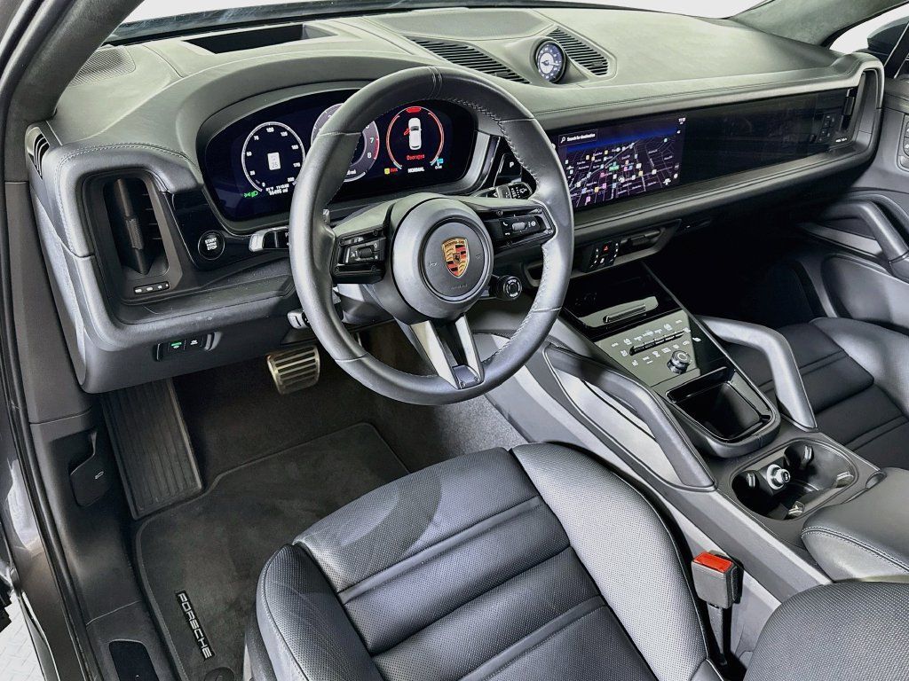 Certified 2025 Porsche Cayenne GTS AWD/4WD image 4