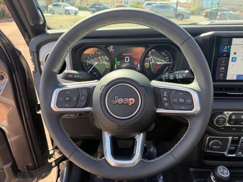 Used 2025 Jeep Wrangler Unlimited Sahara w/ Safety Group AWD/4WD image 13