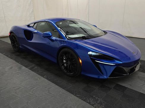 Used 2025 McLaren Artura RWD image 2
