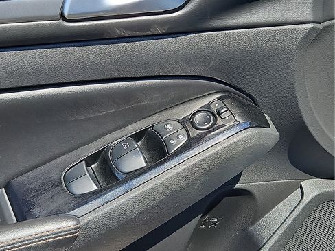 Used 2024 Nissan Altima 2.5 SR FWD image 12