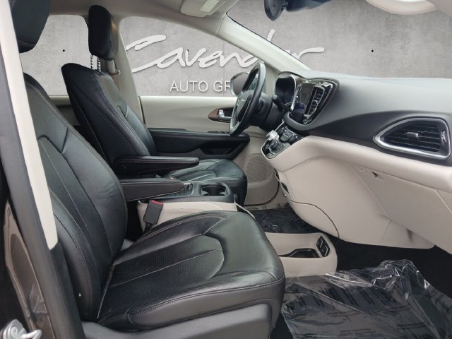 Used 2017 Chrysler Pacifica Touring-L Plus FWD image 25