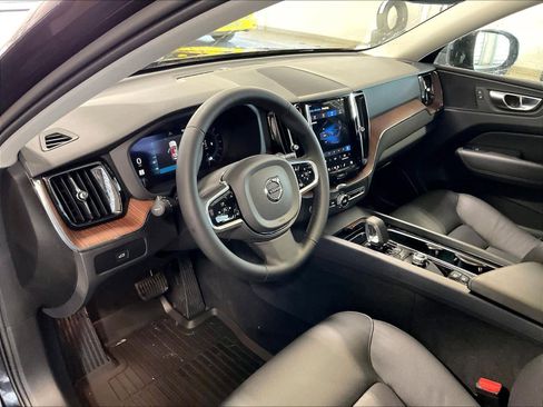 Used 2024 Volvo XC60 B5 Plus image 8