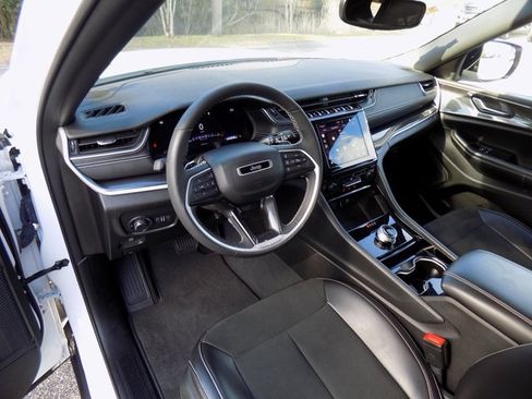 Certified 2023 Jeep Grand Cherokee Altitude image 11