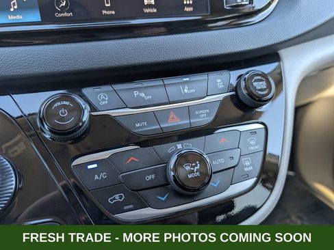 Used 2024 Chrysler Pacifica Touring-L image 27