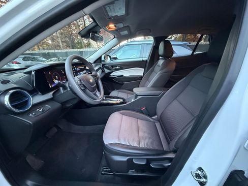 Used 2025 Chevrolet Trax LT image 24