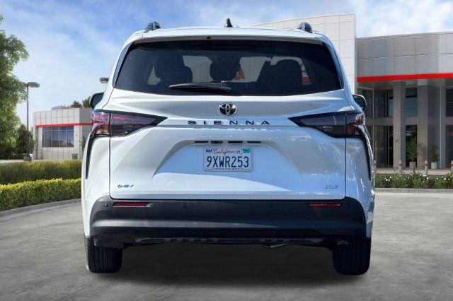 Certified 2026 Toyota Sienna XLE FWD image 6