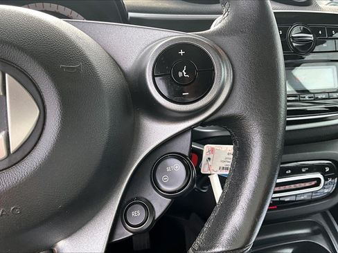 Used 2016 smart fortwo passion RWD image 21