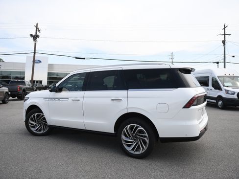 Used 2025 Lincoln Navigator Reserve AWD/4WD image 10