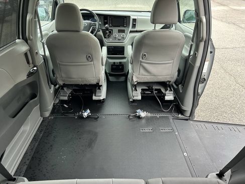 Used 2020 Toyota Sienna XLE Premium FWD image 10