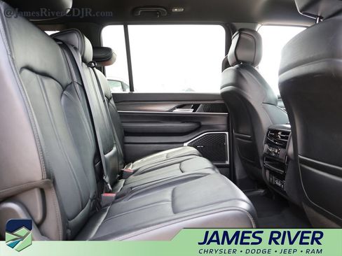 Used 2024 Jeep Wagoneer Series II w/ Flexible Seating Group AWD/4WD image 12