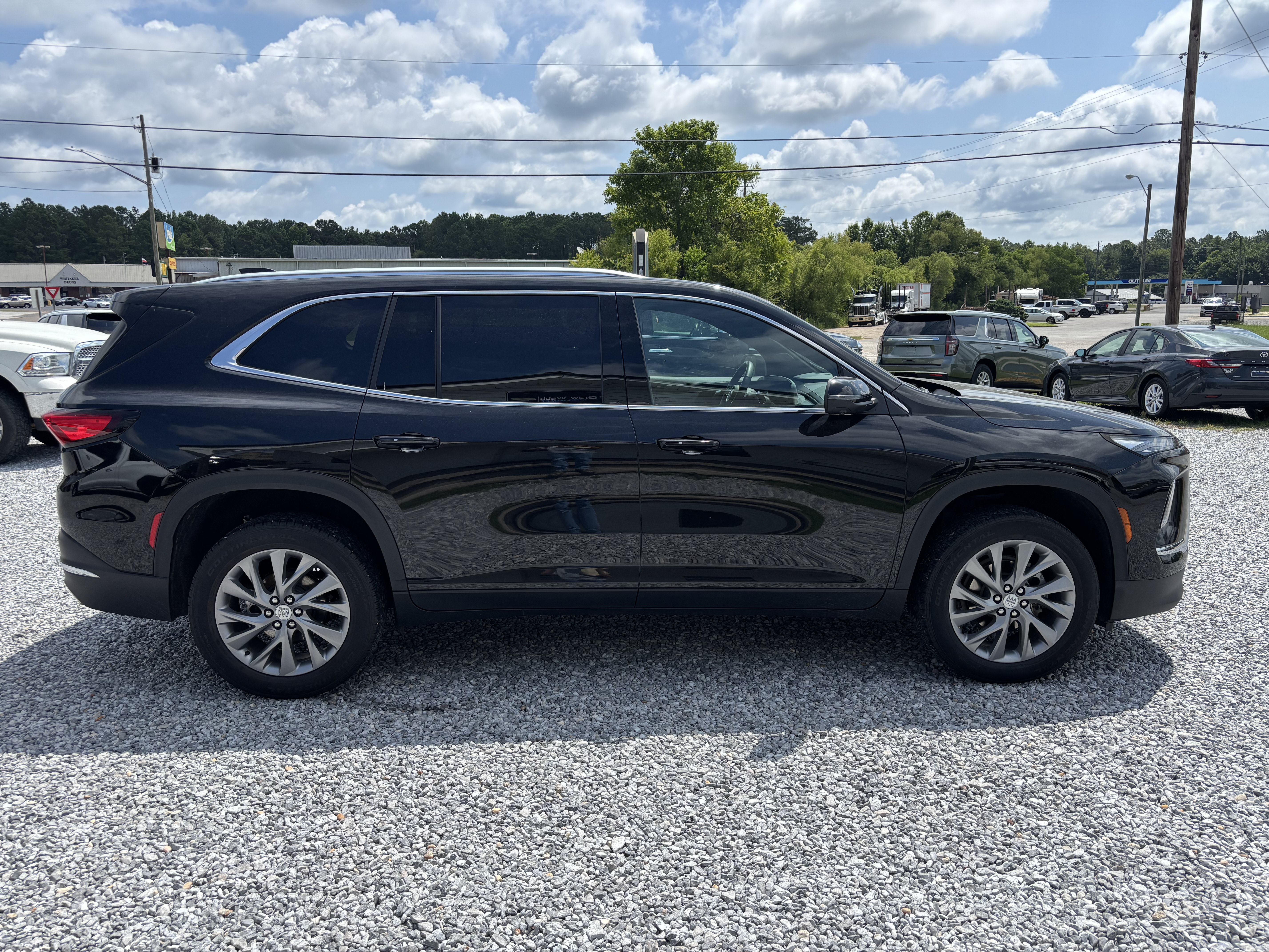 Used 2025 Buick Enclave Preferred AWD/4WD image 4