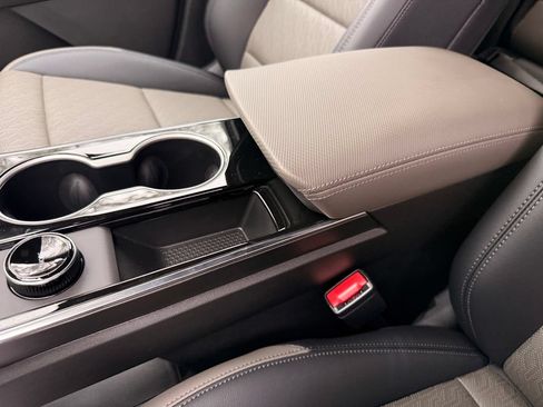 New 2027 Chevrolet Equinox LT w/ Convenience Package II FWD image 20