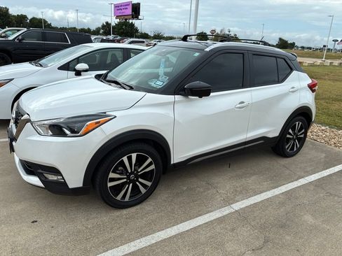 Used 2020 Nissan Kicks SR w/ SR Premium Package FWD image 4
