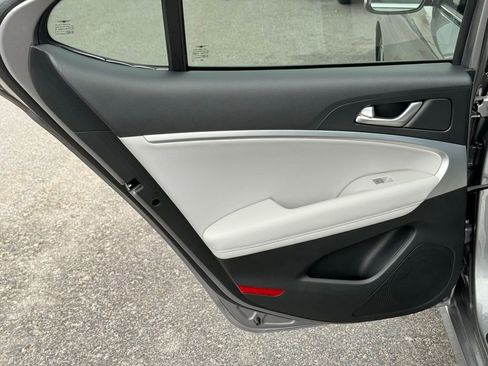 Used 2023 Genesis G70 2.0T image 18