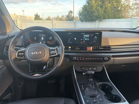 Used 2025 Kia Carnival image 25