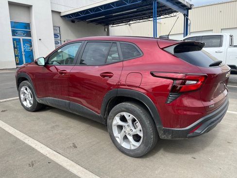 Used 2024 Chevrolet Trax LS w/ LS Convenience Package image 2