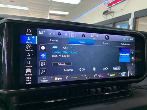 Used 2025 Jeep Wrangler Unlimited Sahara AWD/4WD image 18
