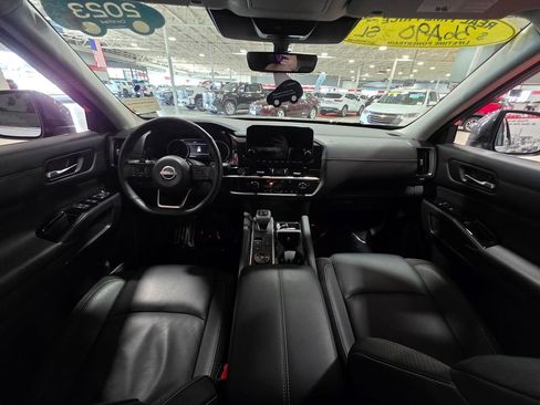 Used 2023 Nissan Pathfinder SL AWD/4WD image 18