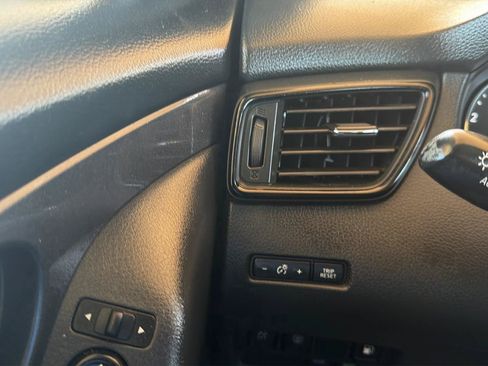 Used 2019 Nissan Rogue S w/ Special Edition Package FWD image 27