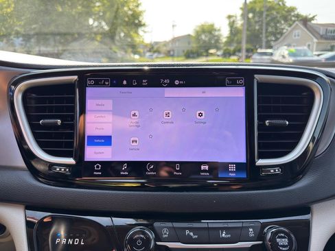 Used 2023 Chrysler Pacifica Touring-L FWD image 74