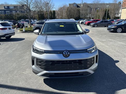 Used 2025 Volkswagen Tiguan SE image 3