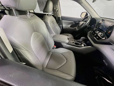 Used 2021 Toyota Highlander XLE AWD/4WD image 28