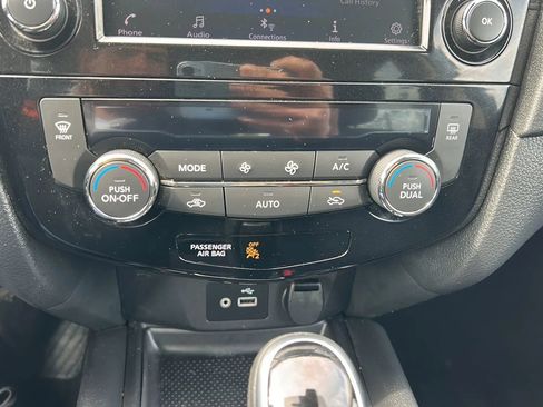 Used 2019 Nissan Rogue SV AWD/4WD image 25