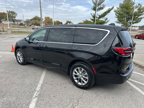 New 2026 Chrysler Pacifica Select image 21