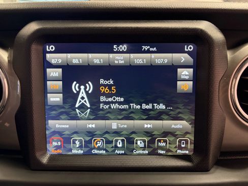 Used 2018 Jeep Wrangler Unlimited Sahara w/ Uconnect 4C Nav & Sound Group image 13