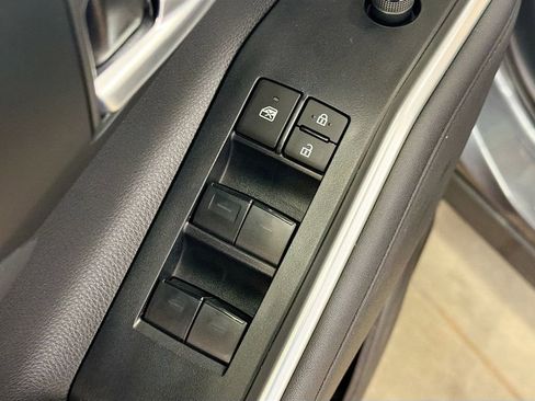 Used 2023 Toyota Highlander XLE AWD/4WD image 18