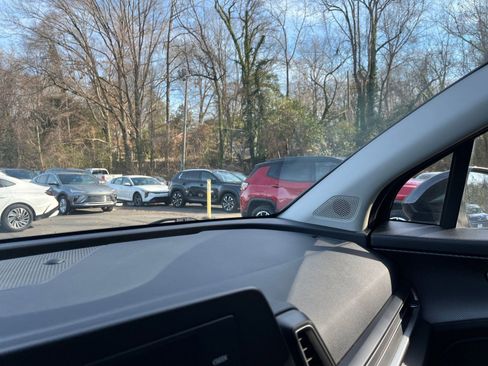 Used 2025 Kia Sportage LX image 34